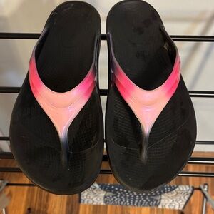 OOFOS Black and Pink Women's Sandals